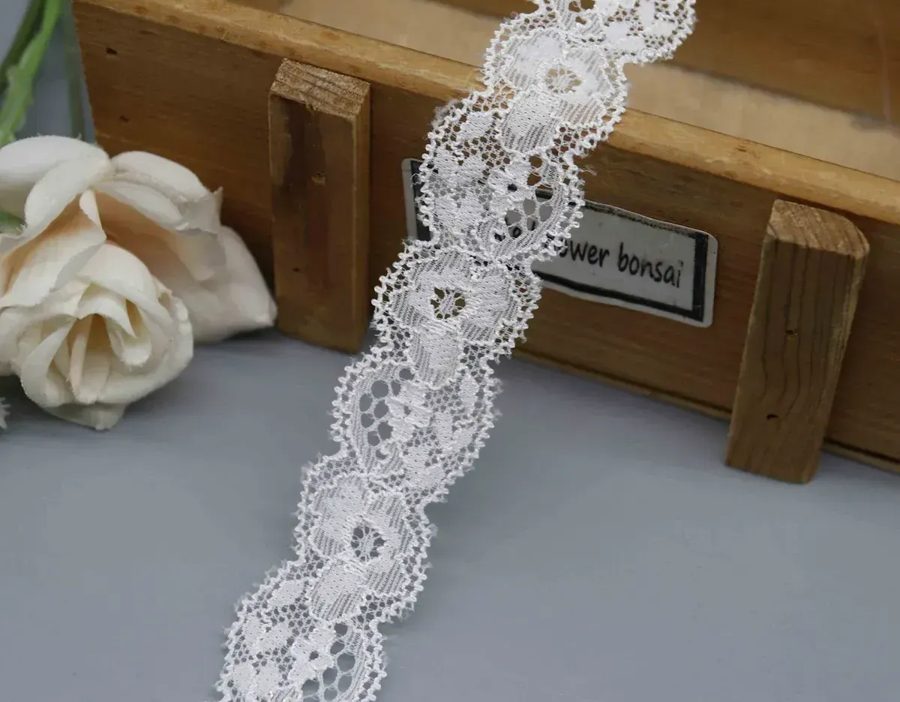 Elastic (stretch) lace