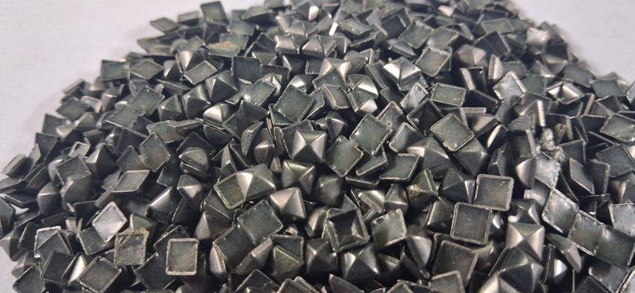 Hotfix zinc alloy convex studs - pyramid square - Antique Silver 5 mm