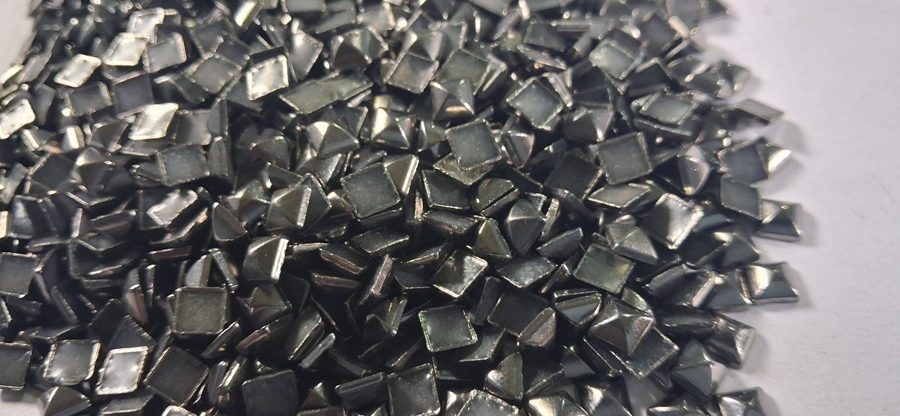 Hotfix zinc alloy convex studs - pyramid square - Hematite 5 mm