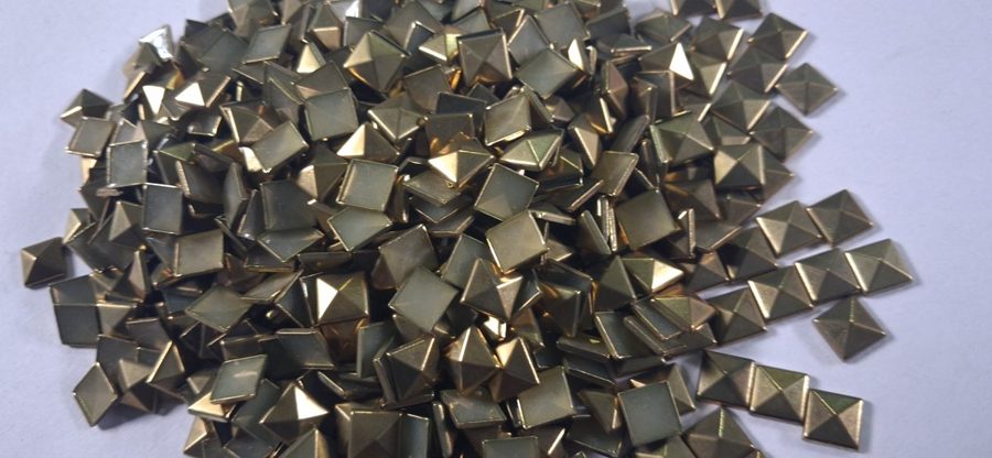 Hotfix zinc alloy convex studs - pyramid square - Gold 7 mm