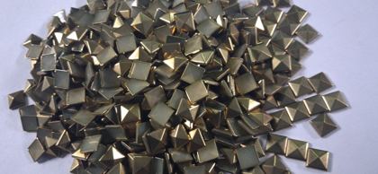 Hotfix zinc alloy convex studs - pyramid square - Gold 7 mm