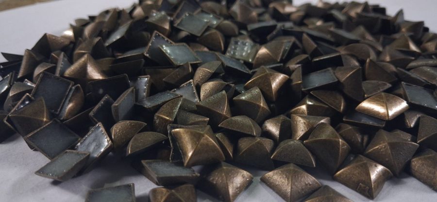 Hotfix zinc alloy convex studs - pyramid square - Antique Gold 10 mm