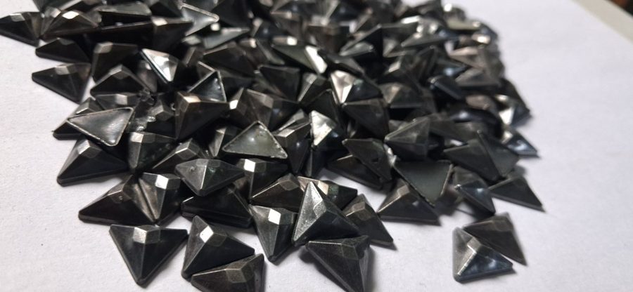 Hotfix zinc alloy convex studs - triangle - Antique Silver 12 mm