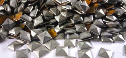 Hotfix copper convex studs - pyramid square - Matte Silver 7 mm