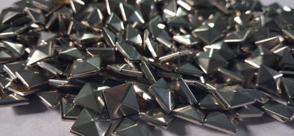 Hotfix copper convex studs - pyramid square - Silver 8 mm